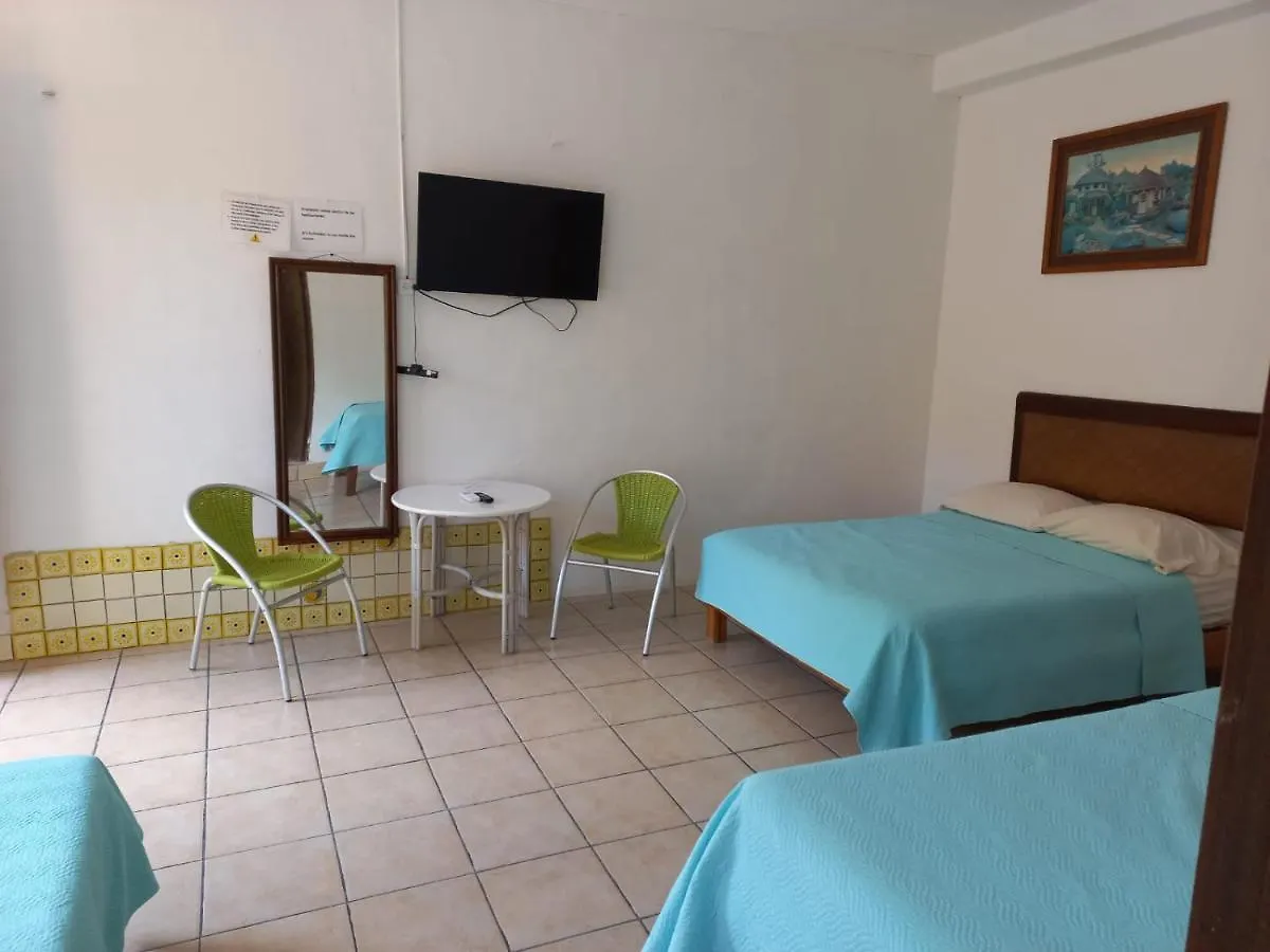 Airport Sleepy Inn Cancún Bed & Breakfast