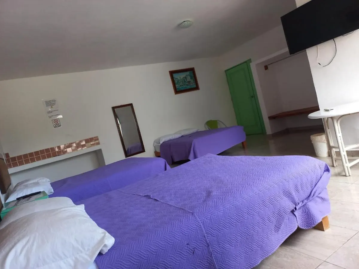 Airport Sleepy Inn 칸쿤 B&B